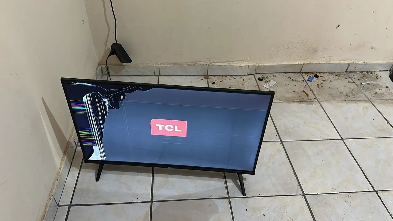 Vendo tv tcl com a tela quebrada