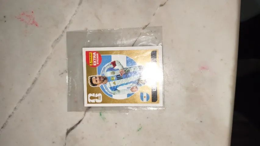 Figurinha extra da copa de 2026 Lionel Messi e Luka modri? ouro  - Foto 3