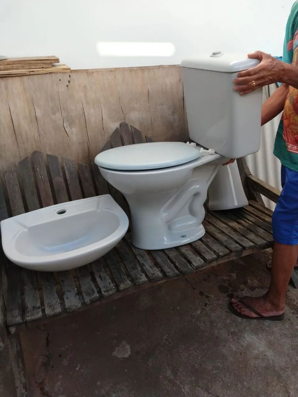 Celite close-coupled toilet