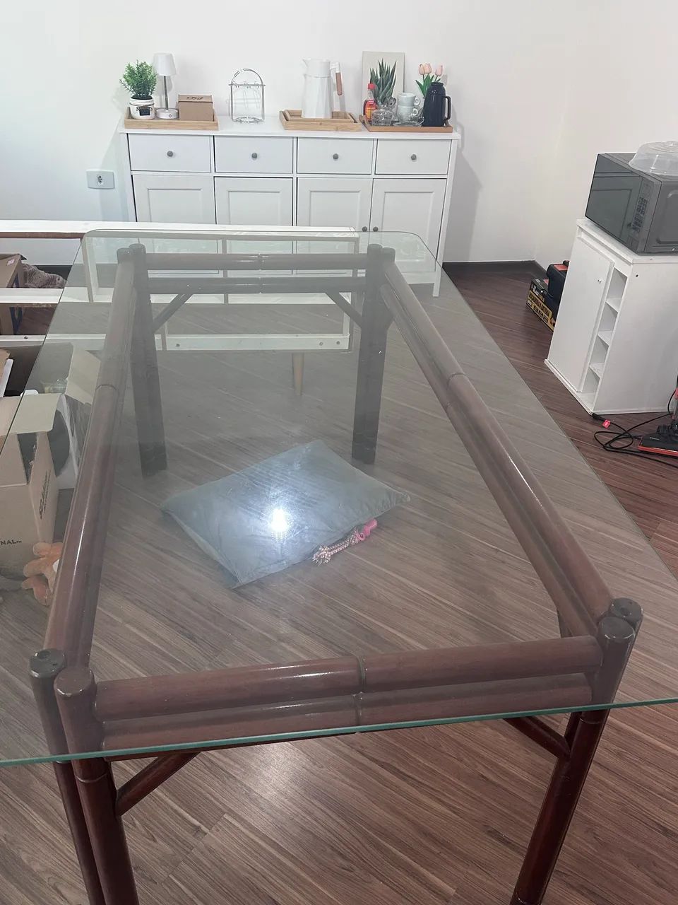 Mesa de jantar de madeira com tampo de vidro - Foto 4