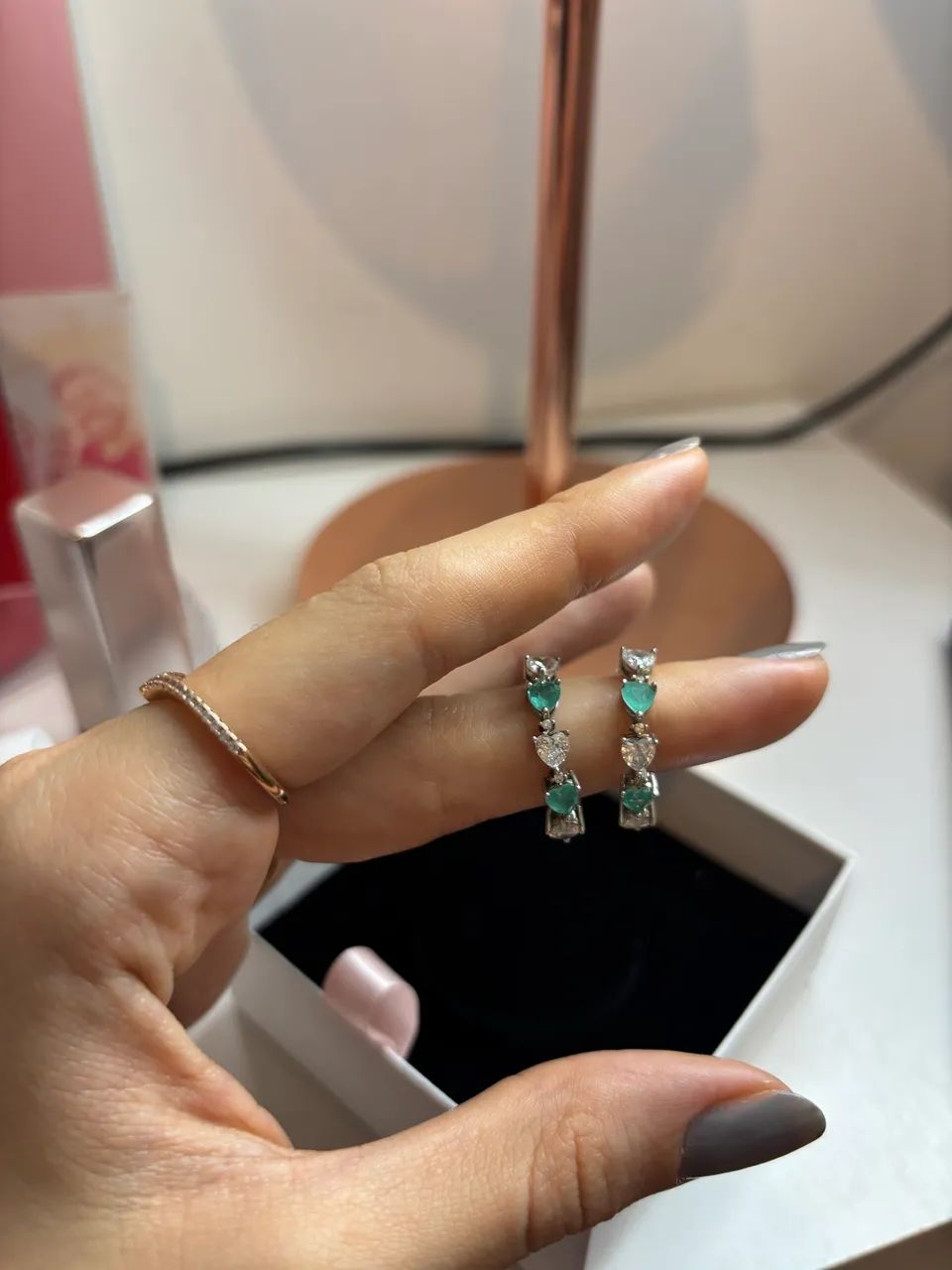 Argolas Prateadas Cravejadas com Pedras Verdes e zircônias Transparentes - Foto 3