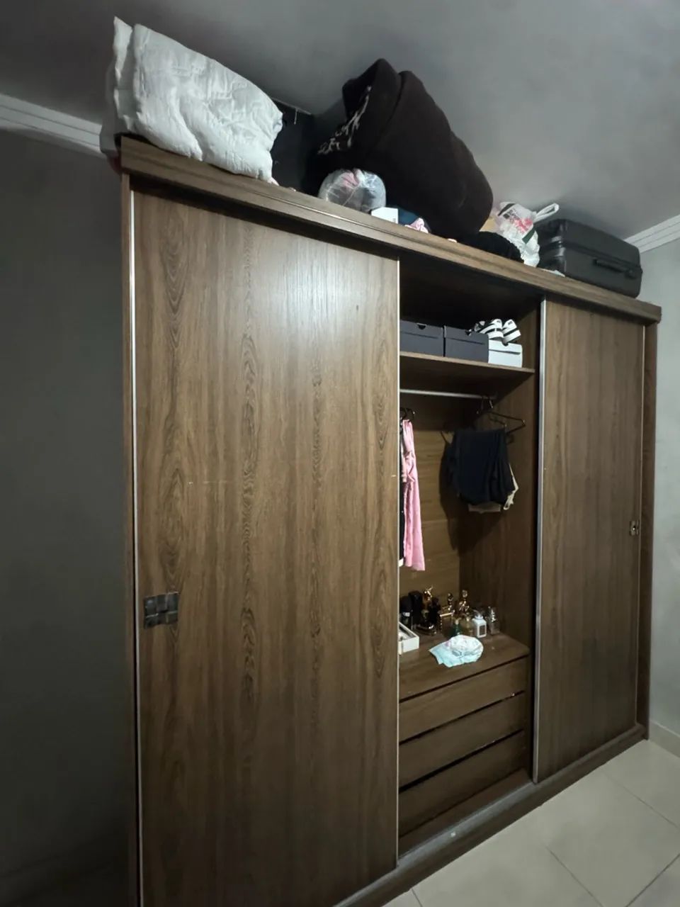 Vendo ou troco Guarda Roupas casal Grande