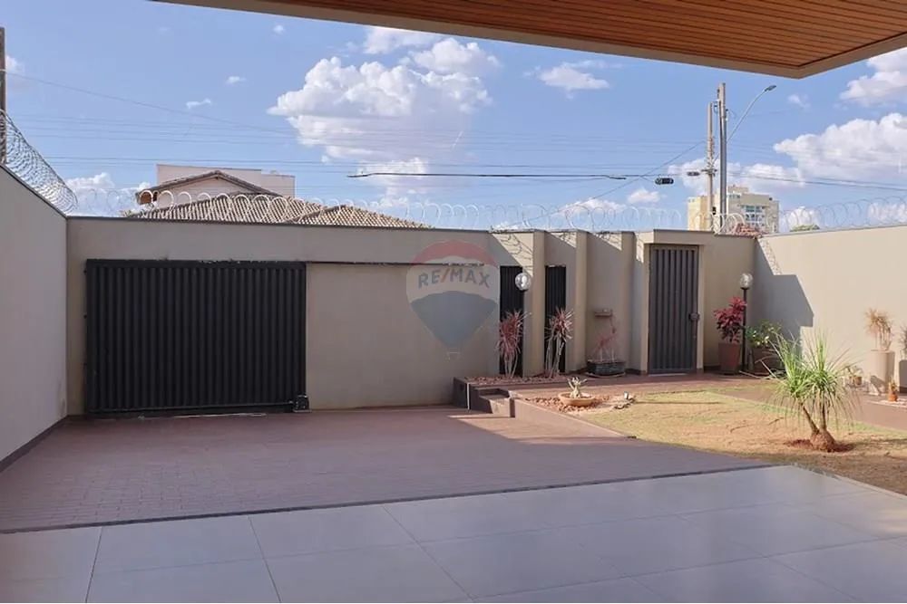 Casa À Venda, Com Três Quartos Sendo Um Suíte Com Closet, No Centro Em Ituiutaba-MG. - Foto 4