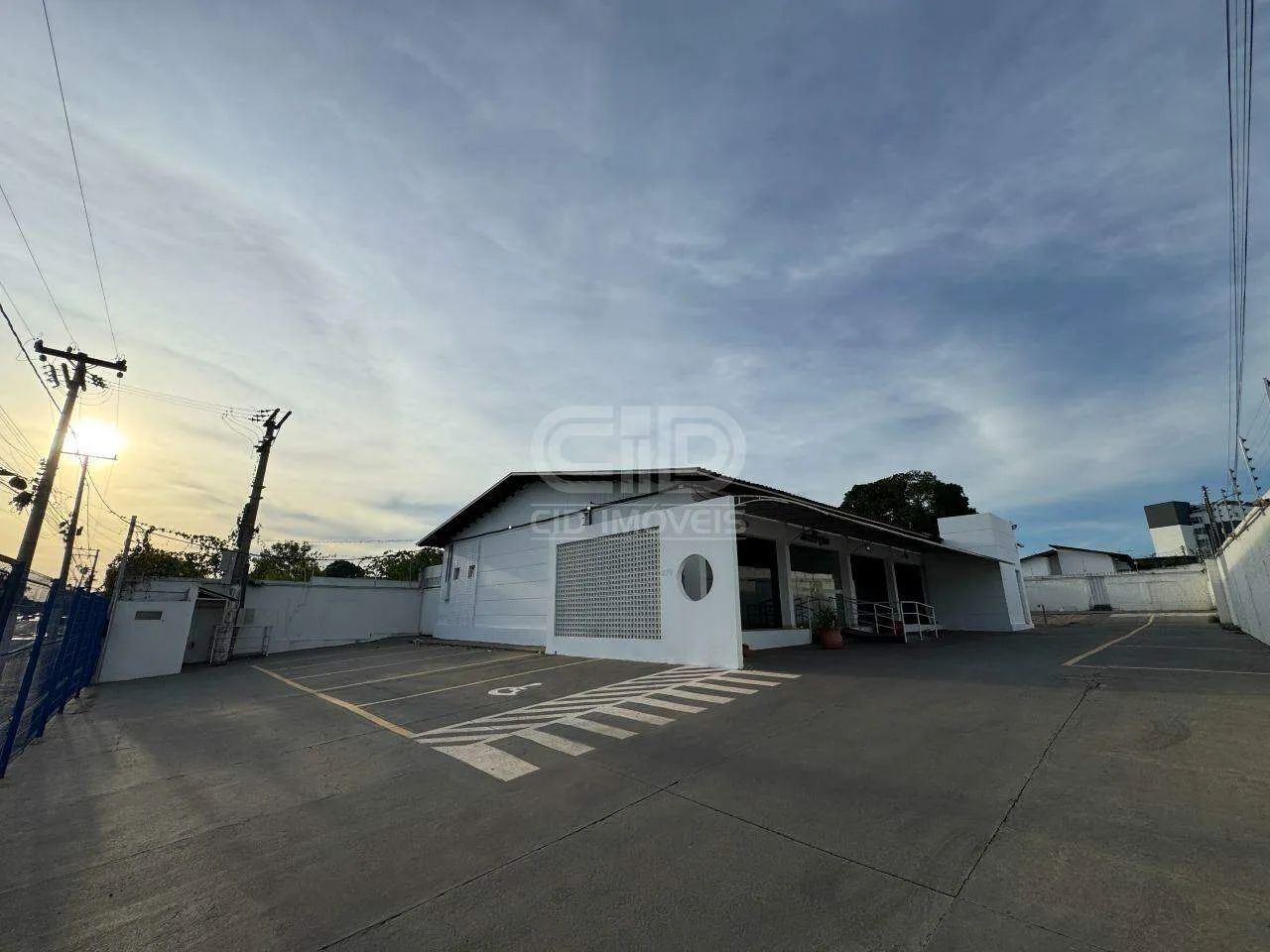Espaço comercial com aproximadamente 467m² na Av. Filinto Muller