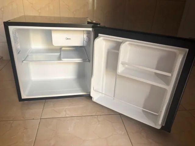 Frigobar Preto com Inox 45L Midea 110 - Foto 4