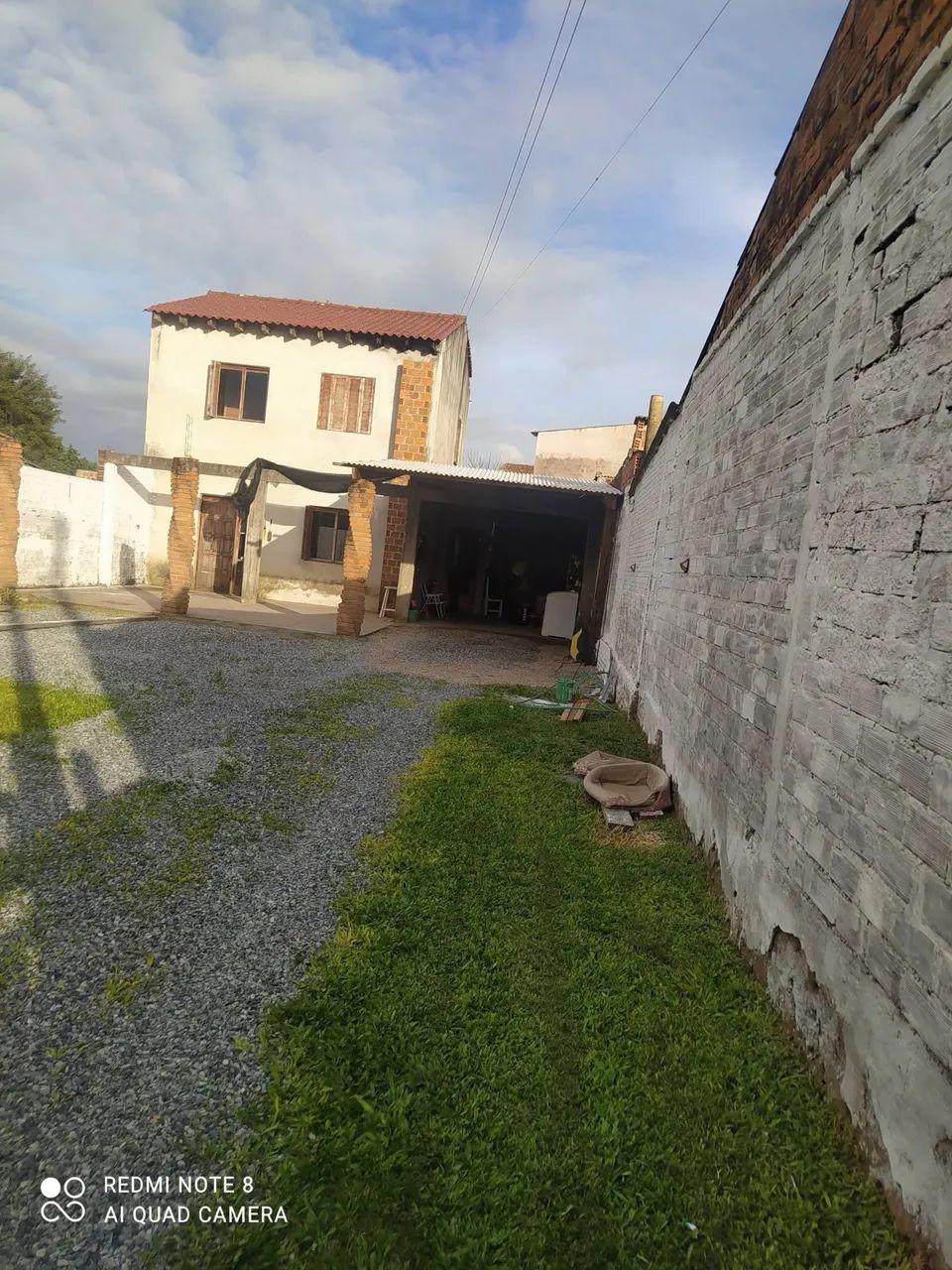 Sobrado com amplo pátio. 