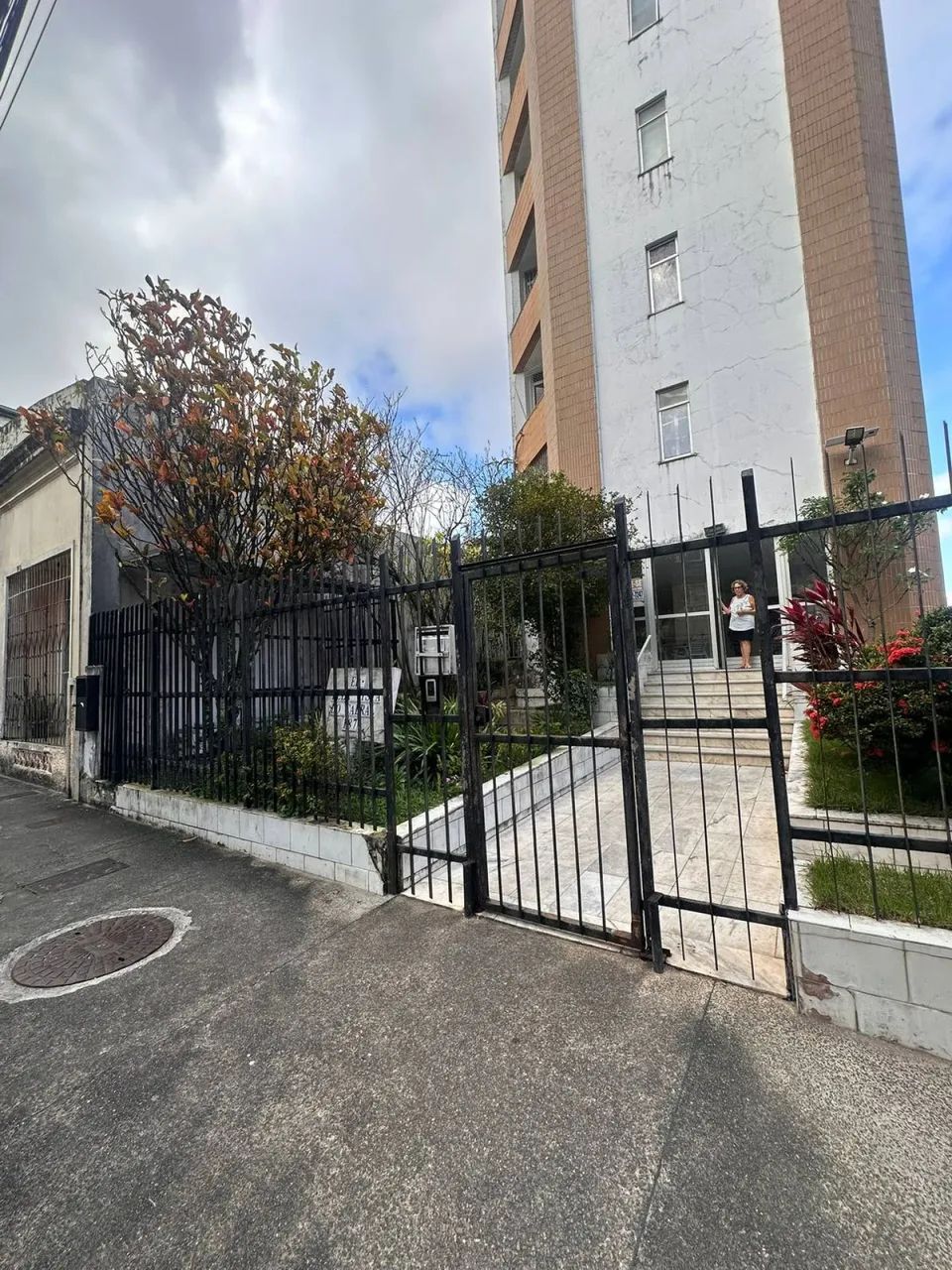 Nazaré 2/4 com dep e suíte e garagem - Foto 2