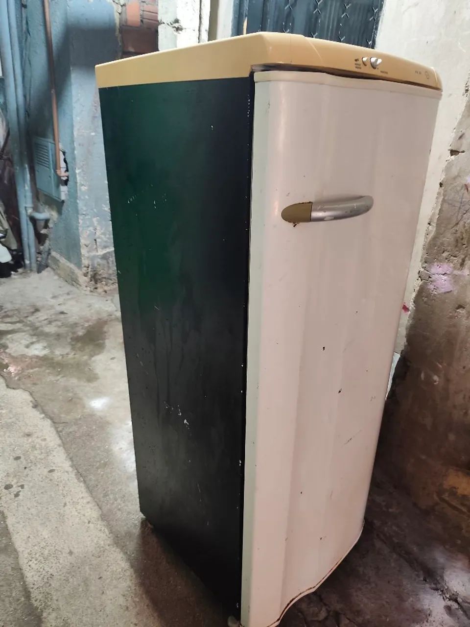 Vende se essa geladeira Eletrolux 