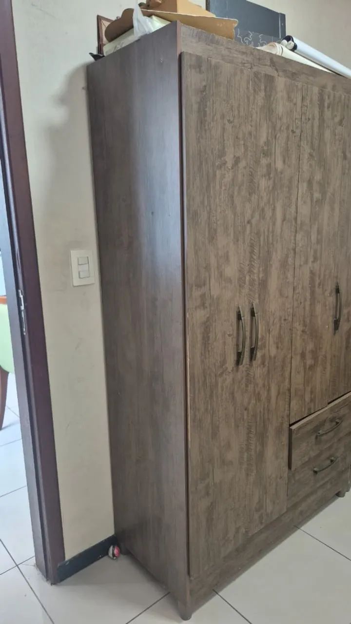 Guarda roupa cor amadeirado, 4 portas e 2 gavetas - Foto 2