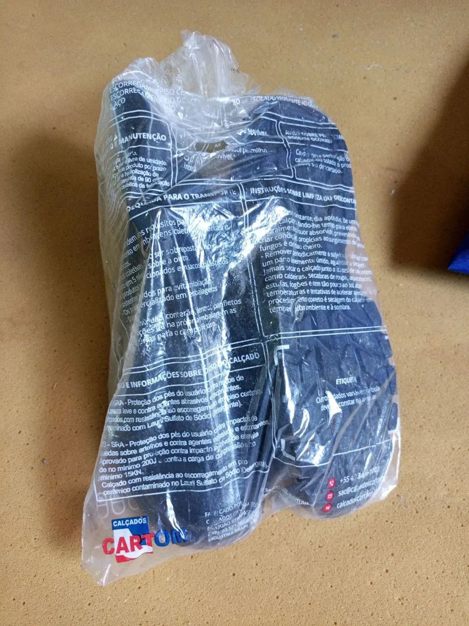 Bota de couro solado de borracha 