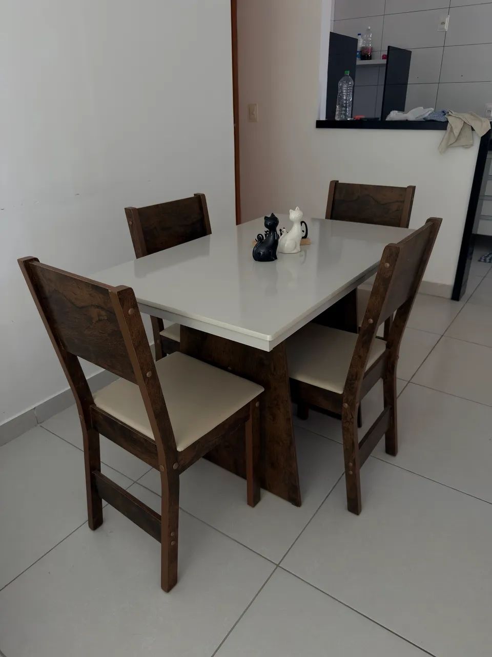 Mesa de jantar com 4 cadeiras 