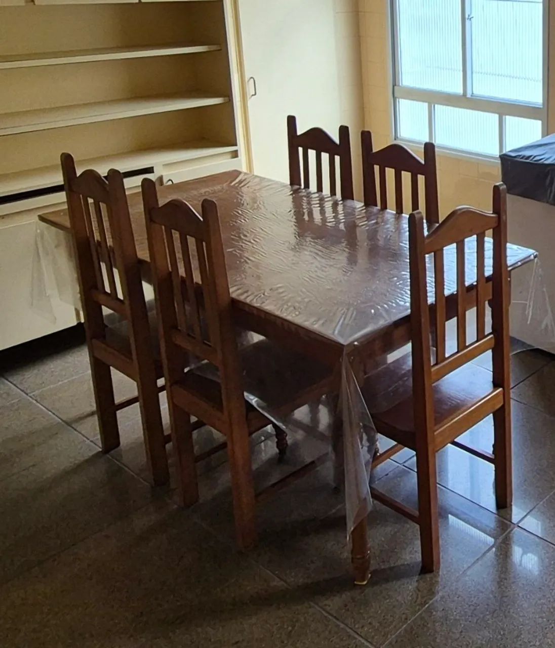 Mesa de madeira com 5 cadeiras