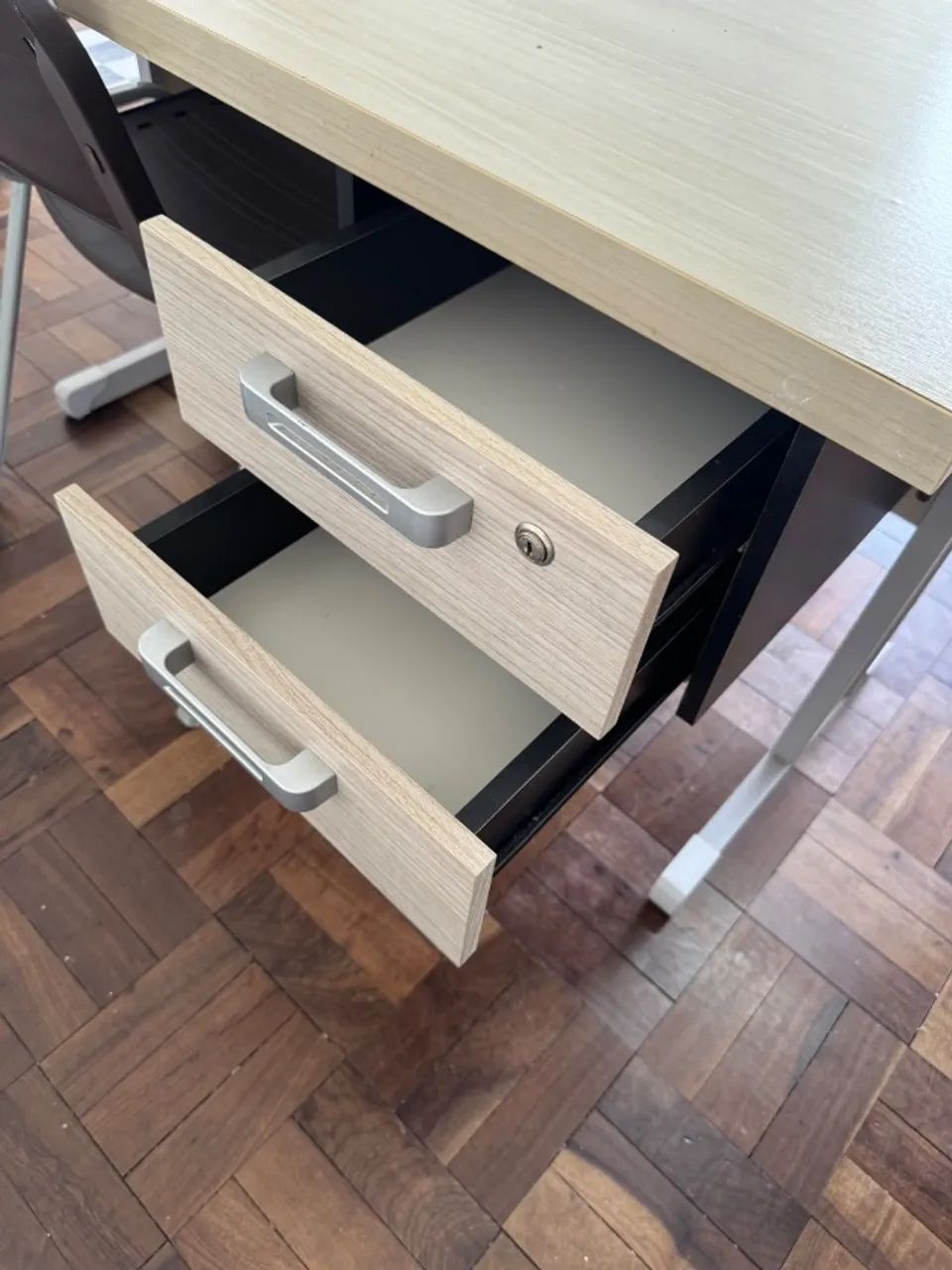 Mesa de escritório retangular e cadeira de plástico. - Foto 2