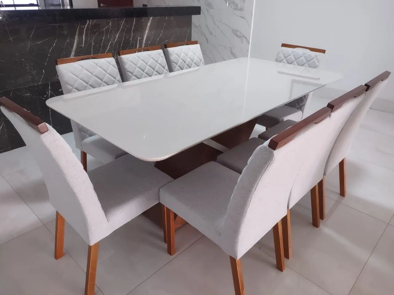 Mesa nova com cadeiras de madeira  - Foto 3