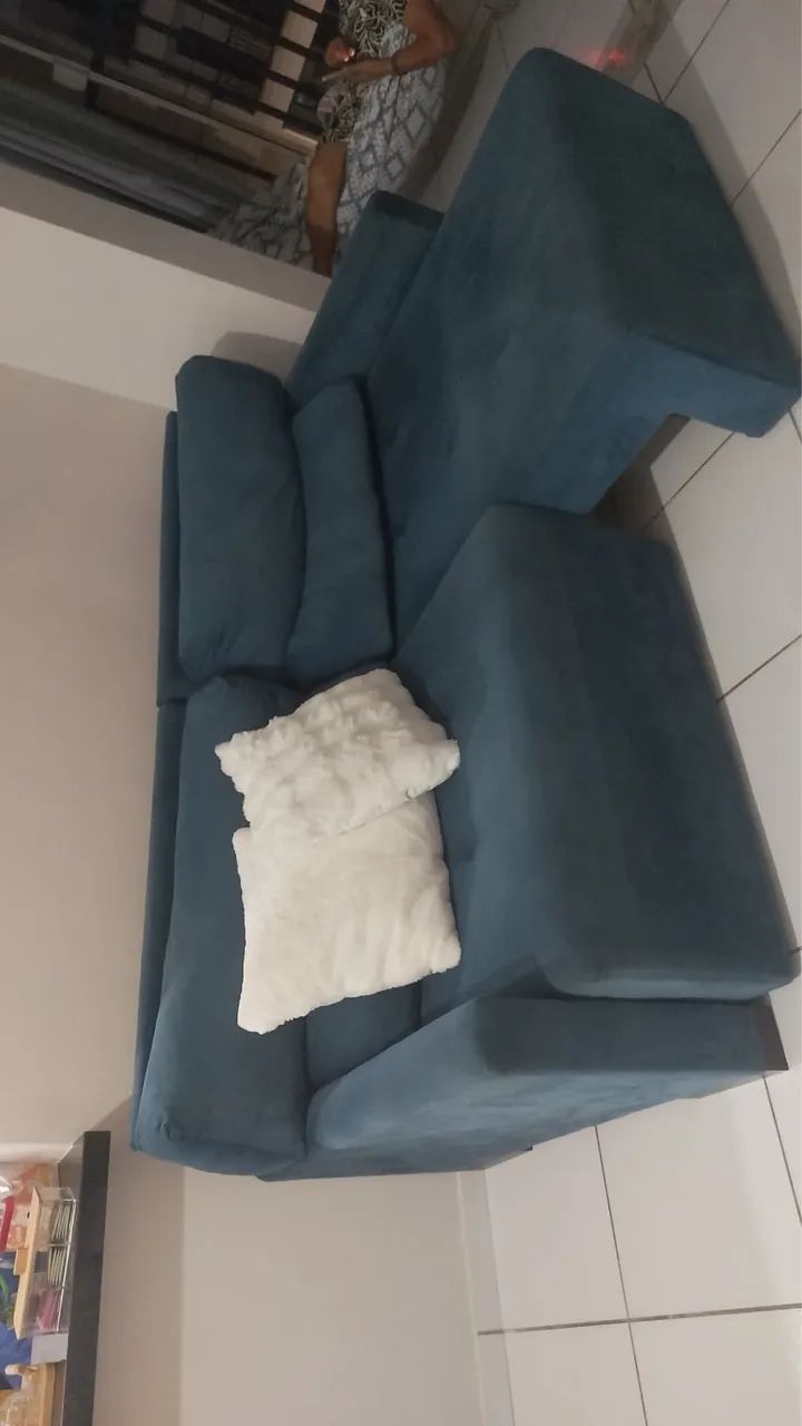 Sofá cama azul aveludado