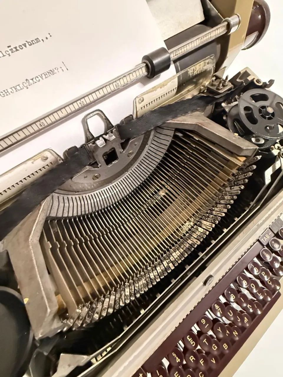 Máquina de escrever manual OLIVETTI LINEA 88, original, em bom estado  e funcionando!!! - Foto 3