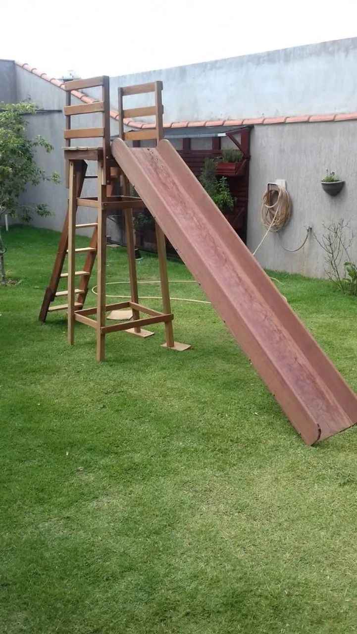 Escorregador de madeira com playground 