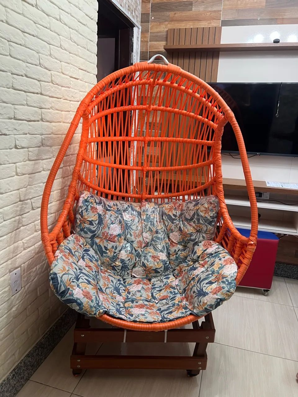 Vendo cadeira d balanço suspensa bem conservada  R$ 1650,00 reais  - Foto 3