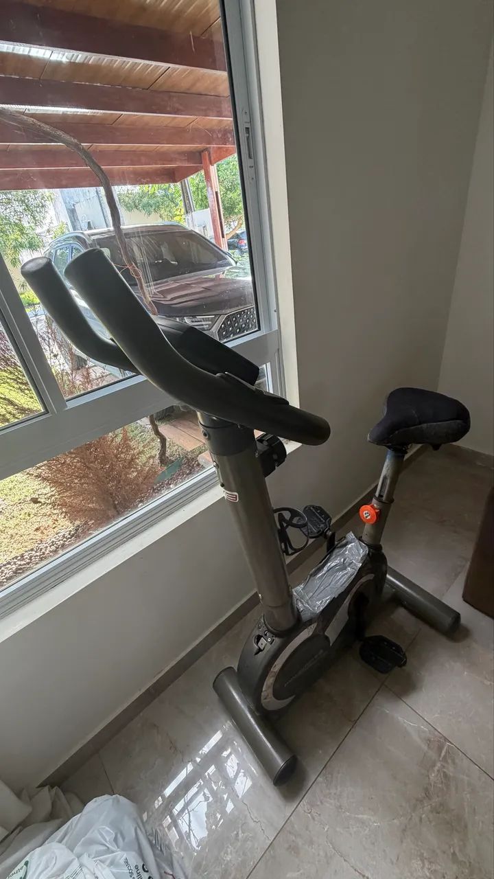 Bike ergométrica Movement, funcionando perfeitamente, ideal para cardio em casa.
