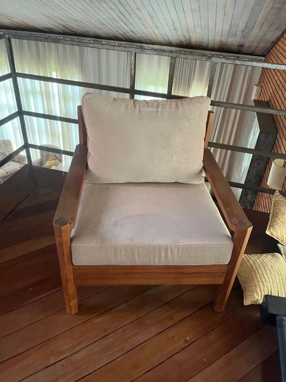 Jogo de Sofá de 4 lugares e 2 poltronas, de maderia loro - Foto 2