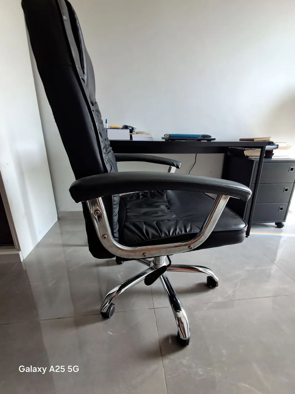 Cadeira giratória com mesa e gaveteiro - Foto 3