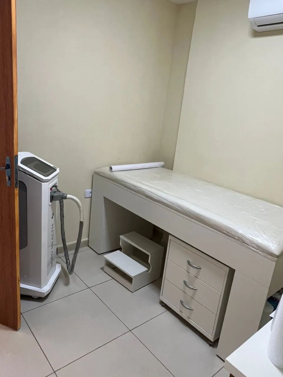 Maca Clínica / Estética com Armário e Escada - Excelente Estado