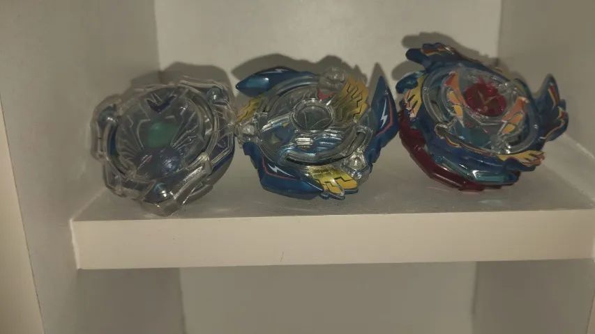 LOT BEYBLADES TAKARA TOMY: QUASE TODAS AS EVOLUÇÕES DA BEYBLADE VALQUÍRIA. tbm vendo separ - Foto 3