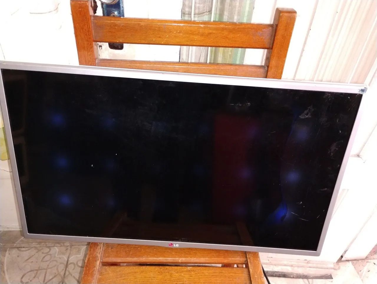 TV LED LG Branca 32 Polegadas Modelo 32LB560B Tela trincada Ligando