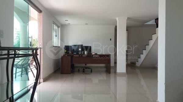 Casa sobrado com 5 quartos na Vila Santa Helena em Goiânia
