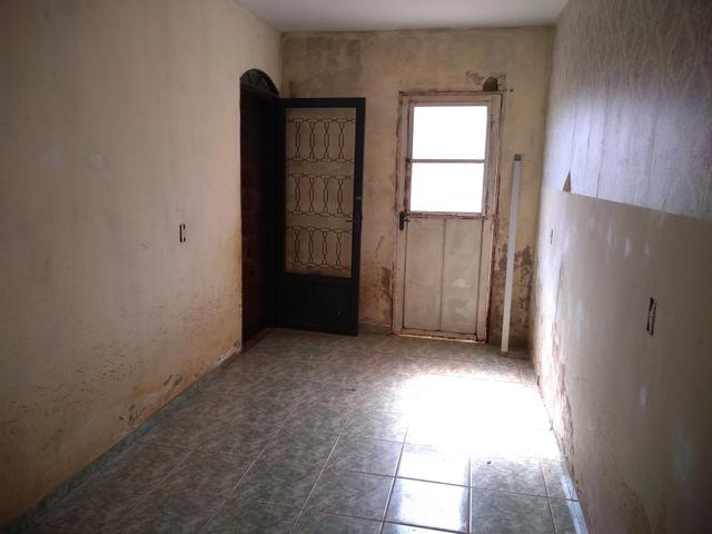 Vendo ótimo prédio com três apartamentos e uma casa de fundos - Foto 2