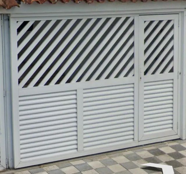 Portão Branco de alumínio de Correr com motor e portão social R$ 3250