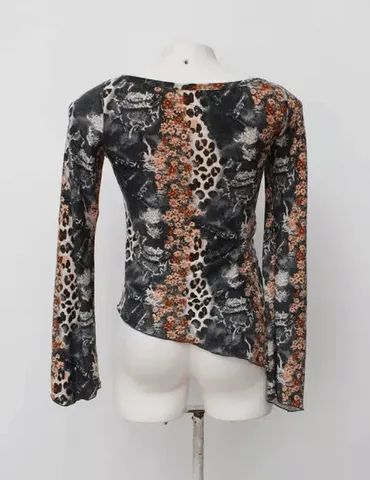Blusa feminina estampada com assimetria - Foto 3