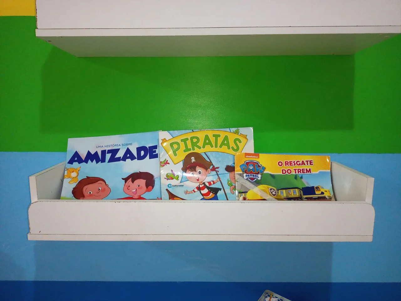 Prateleira de madeira branca para organizar livros
