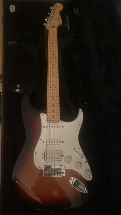 Fender Stratocaster Hss 2024 com Case Mexicana 