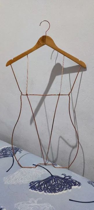 Cabide Silhueta Feminino em marfim. - Foto 2