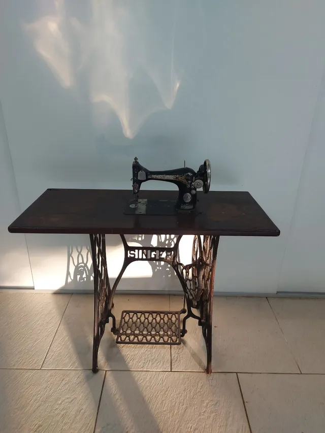 mesa hecha con base de maquina de coser singer  Mesa singer, Decoração de  casa vintage, Madeira de celeiro