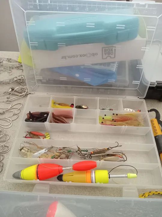 Coleção de carretilhas de pesca e vários materiais para pesca - Foto 3