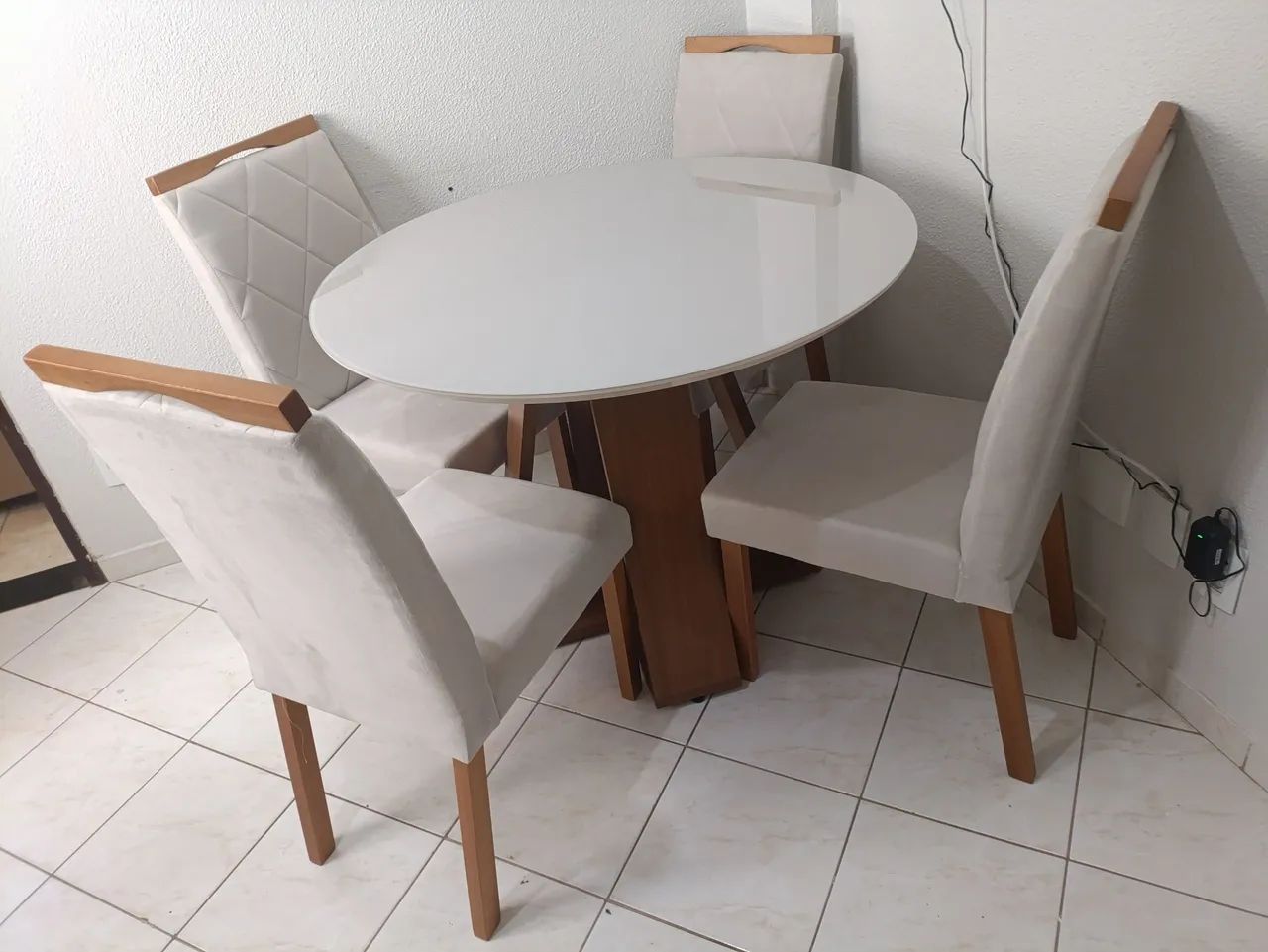 Mesa de Jantar redonda  com Tampo de vidro 4 lugares  - Foto 3