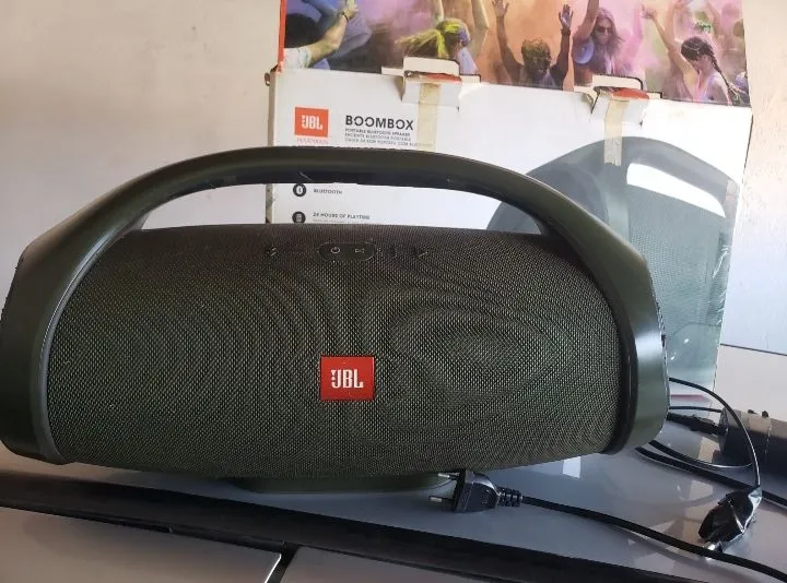 JBL Boombox - Som Potente e Portátil!