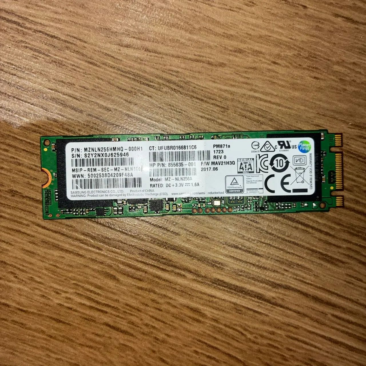 Samsung 256GB SSD M.2 2280 Form M.2 SATA III NGFF MZNLN256HMHQ-000H1-