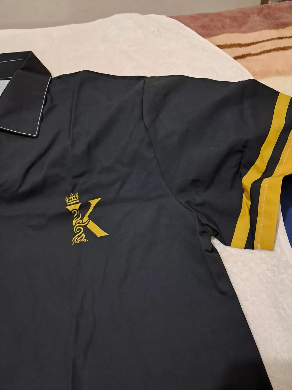 Camisa preta com detalhes em amarelo - Foto 2