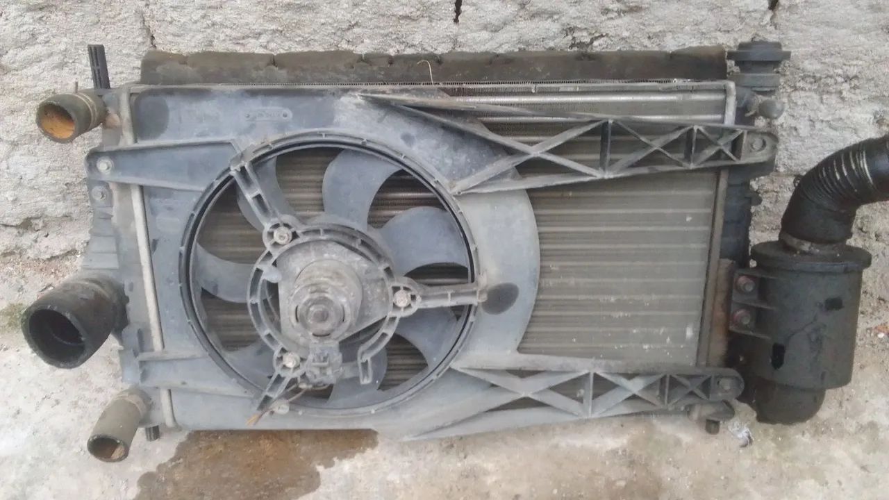 Radiador de água com ventoinha FORD FIESTA 2005.