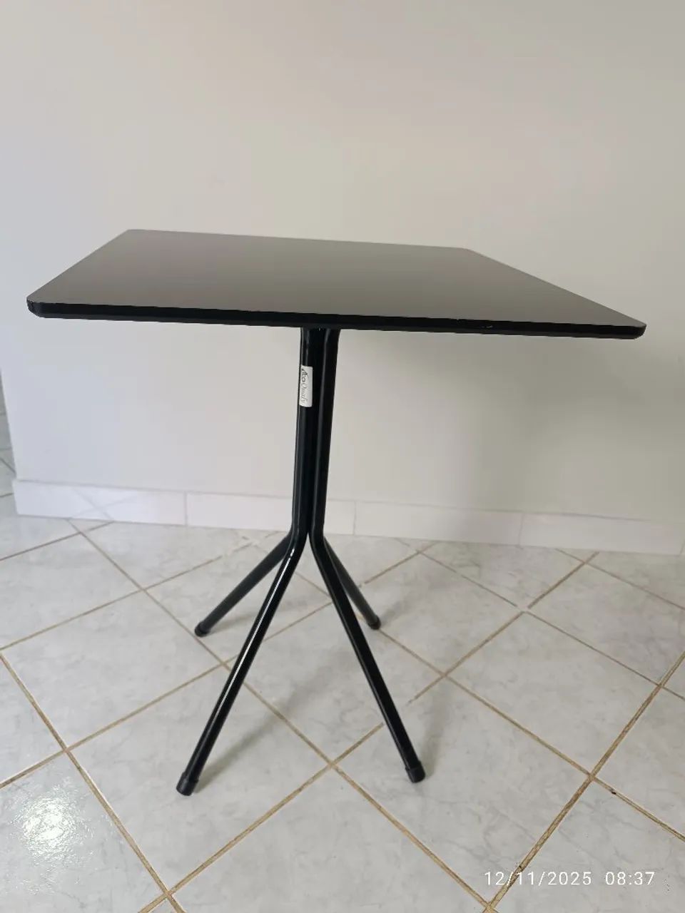 Mesa Bistrô Quadrada Baixa Itaqualy Aço E Mdf Reforçada 60cm X 60cm e altura de 80cm