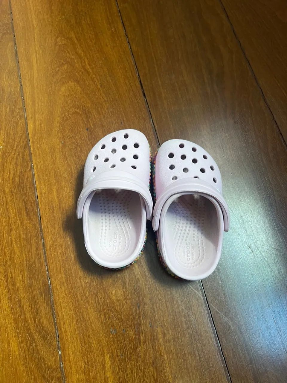 Crocs Infantil Lilás com Detalhes de Corações - Foto 4