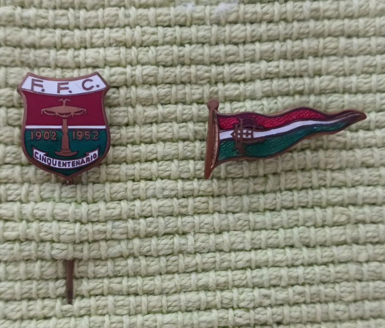 Lote 2 antigos broches do Fluminense FC - Alfinete de lapela  - Cinquentenário 