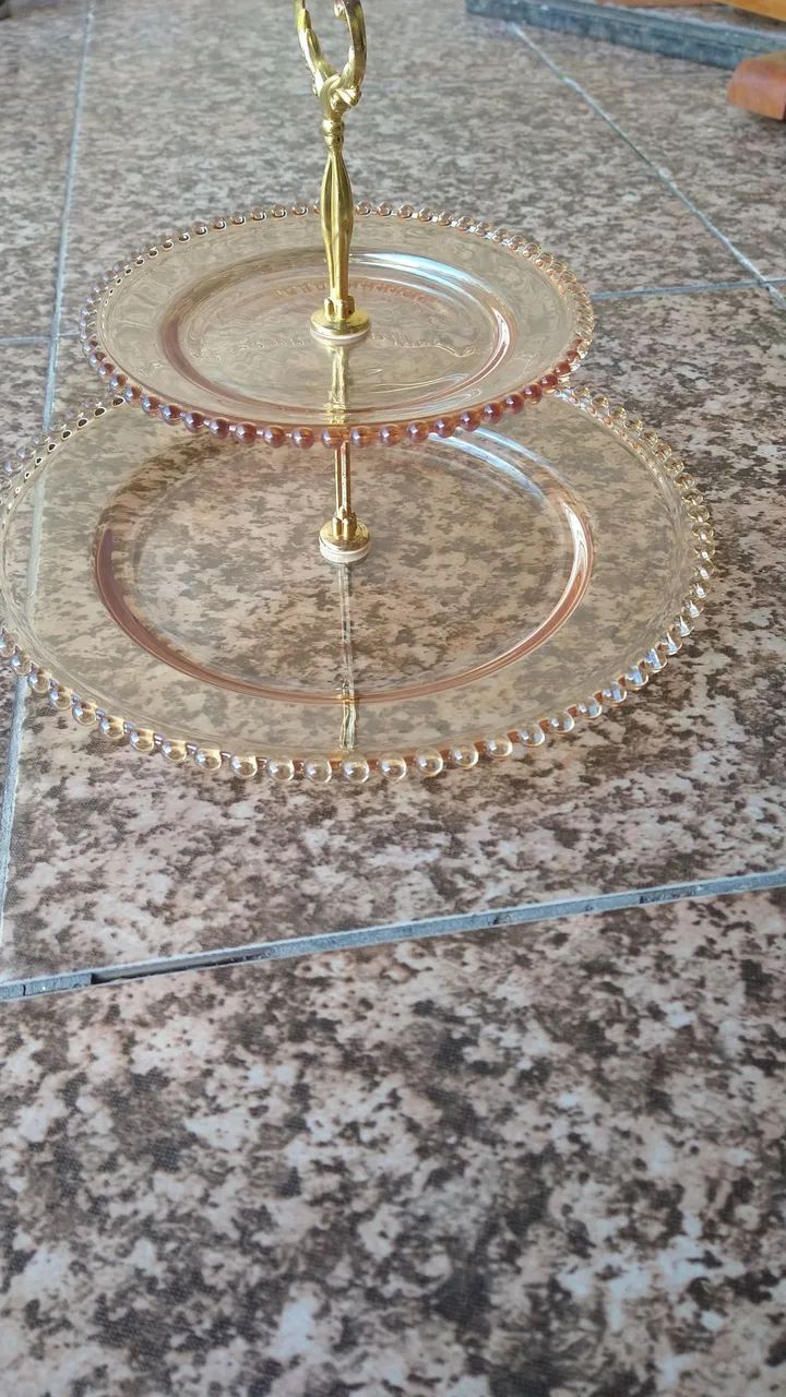 Esplêndida doceira dois andares âmbar em cristal Wolf com delicados botões nas bordas 