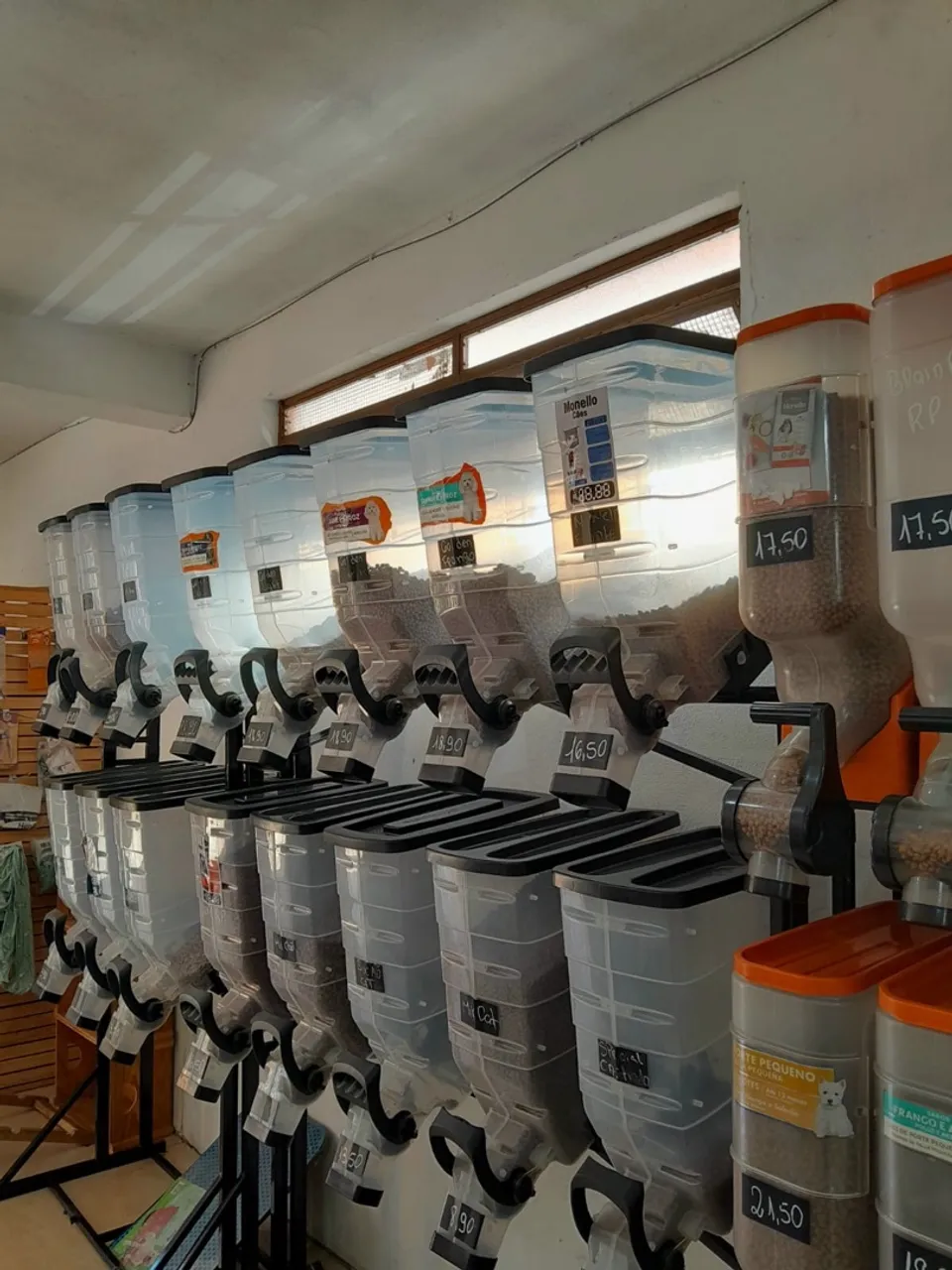 Dispensers para grãos e rações a granel