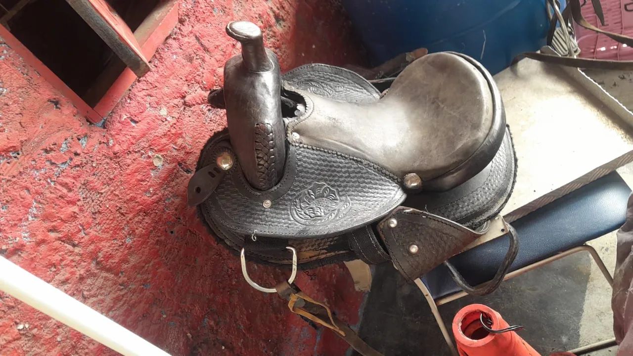 Sela toda em couro legítimo boa pra cavalgadas 