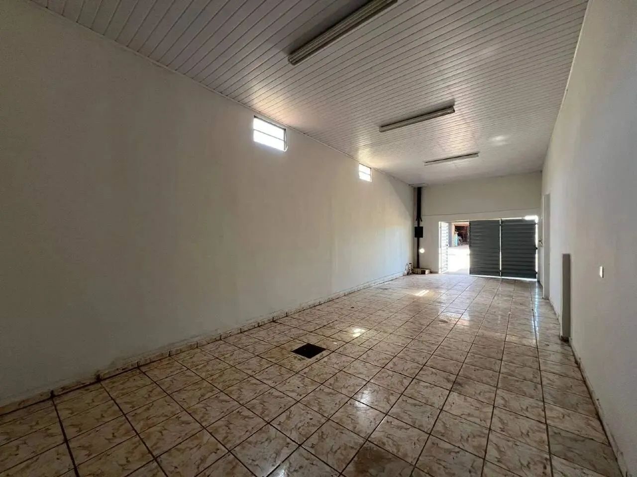Salão com sobrado nos fundos - Foto 2