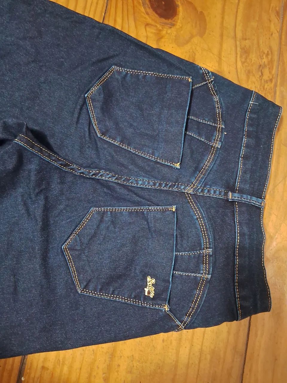 Bermuda Ciclista Feminina em jeans azul - Foto 4